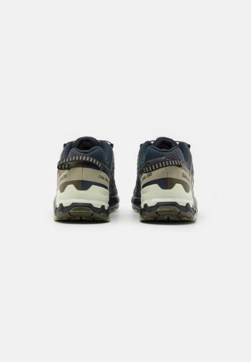 Походные кроссовки