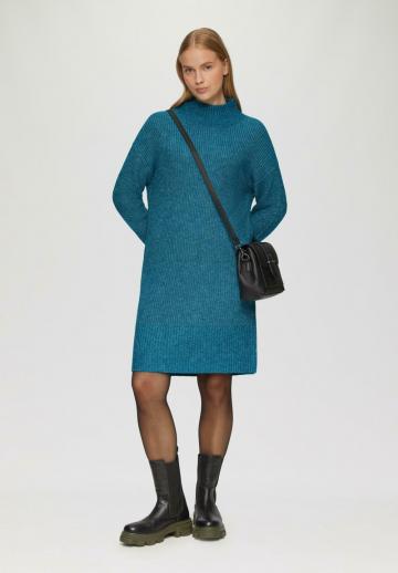 Вязаное платье