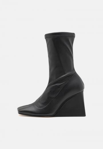 Сапожки на танкетке