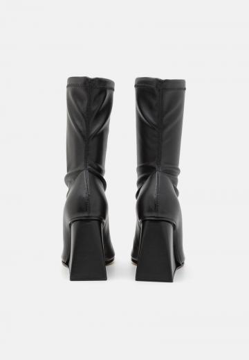 Сапожки на танкетке