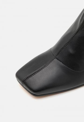 Сапожки на танкетке