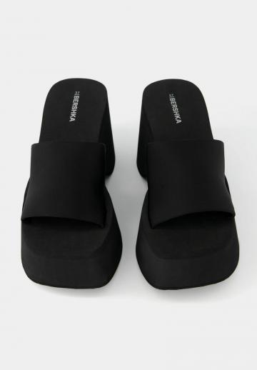 Босоножки на каблуке