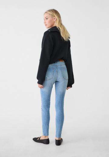 Короткие джинсы