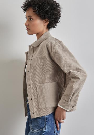 Куртка с накладнымит карманами