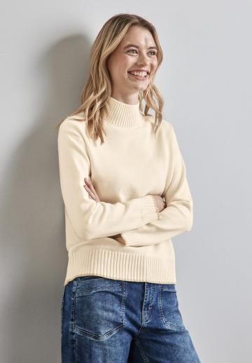 Пуловер с вырезом V