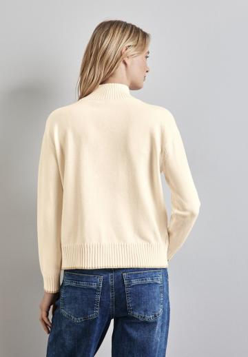 Пуловер с вырезом V