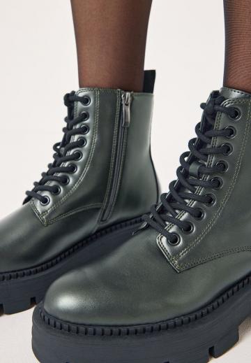 Ботинки на шнуровке