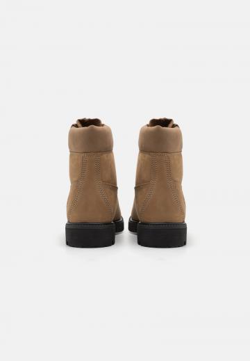 Ботинки на шнуровке