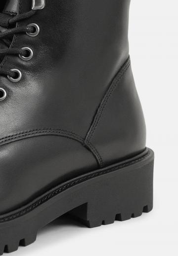 Ботинки на шнуровке