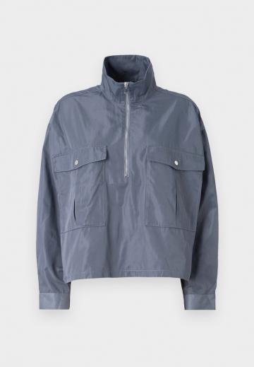 Куртка с накладнымит карманами