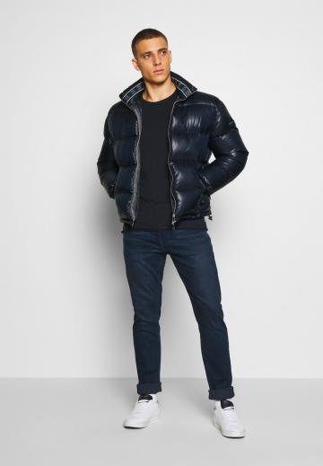 Узкие джинсы