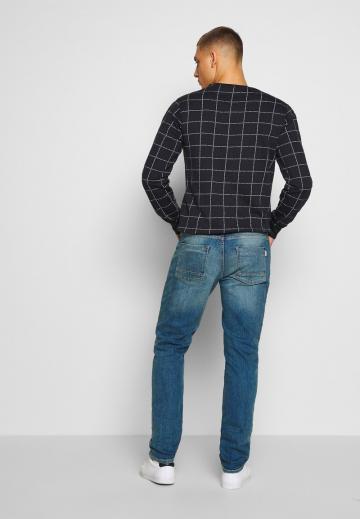 Узкие джинсы