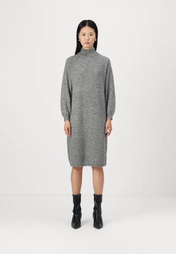 Вязаное платье