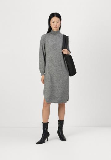 Вязаное платье