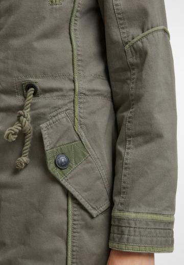 Куртка с накладнымит карманами