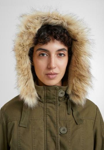 Куртка с накладнымит карманами