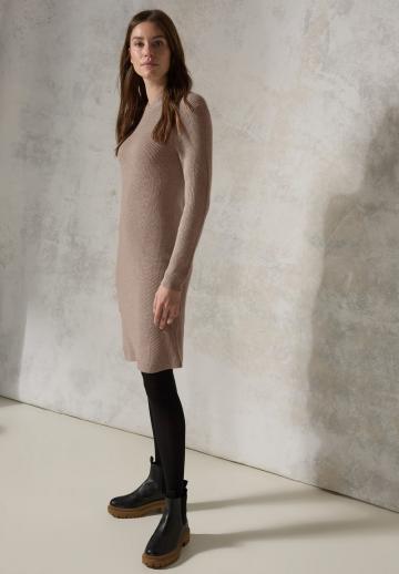 Вязаное платье