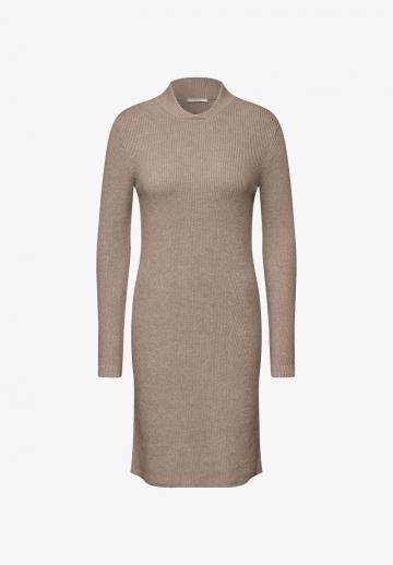 Вязаное платье