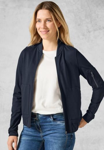 Куртка с накладнымит карманами