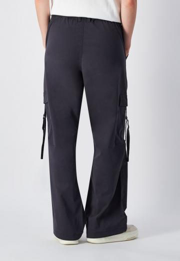 Брюки с накладными карманами