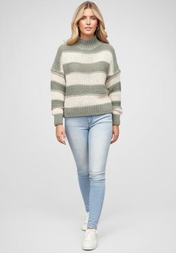 Пуловер в полоску