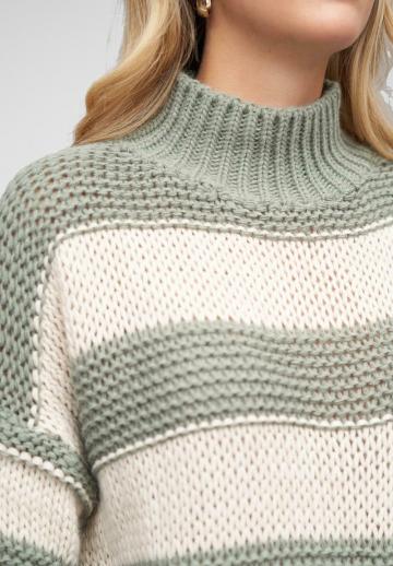 Пуловер в полоску