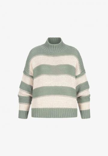 Пуловер в полоску