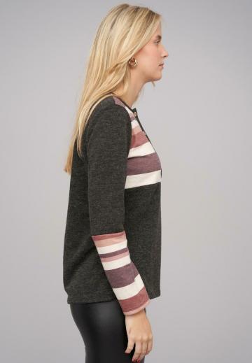 Пуловер в полоску