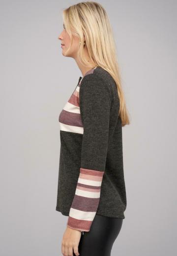 Пуловер в полоску