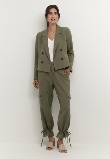 Брюки с накладными карманами