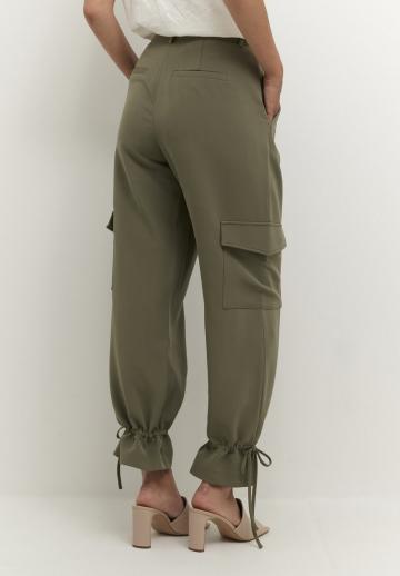 Брюки с накладными карманами