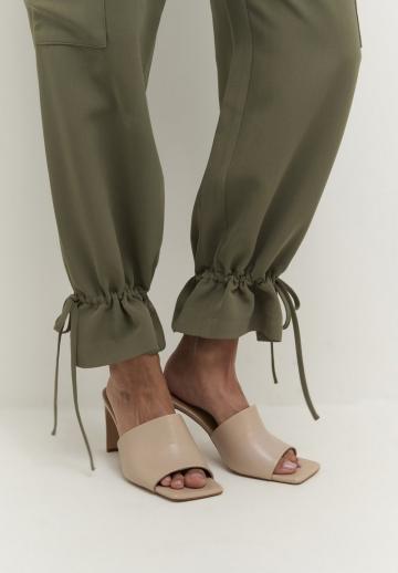 Брюки с накладными карманами