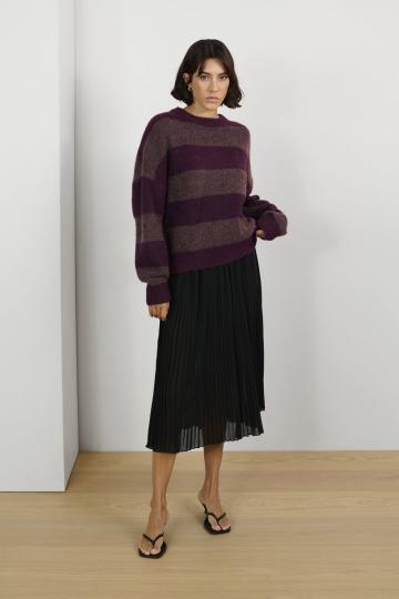 Пуловер в полоску