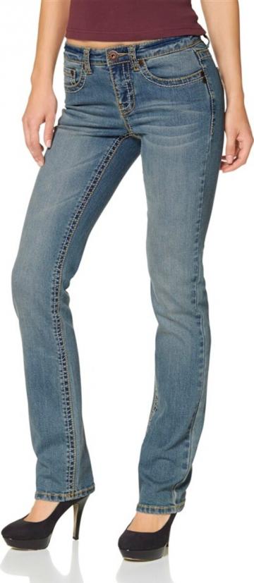 Прямые джинсы