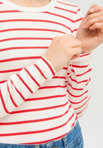 Пуловер в полоску