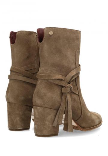 Полусапожки на высоком каблуке