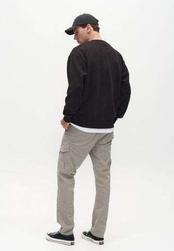 Брюки с накладными карманами