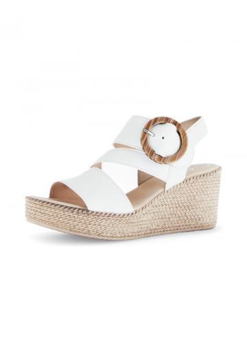 Босоножки на танкетке