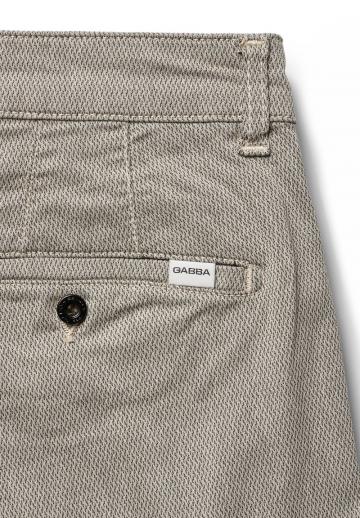 Брюки с накладными карманами