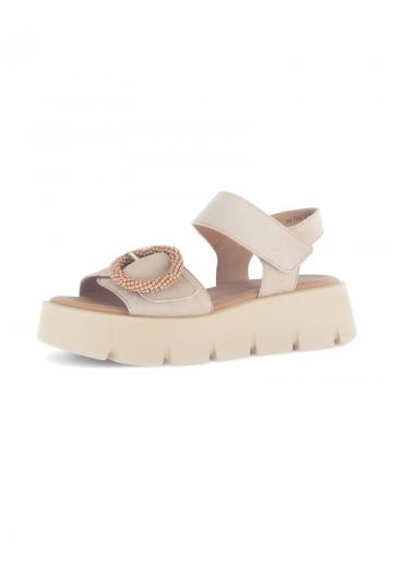 Босоножки на танкетке