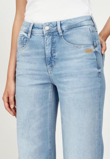 Прямые джинсы