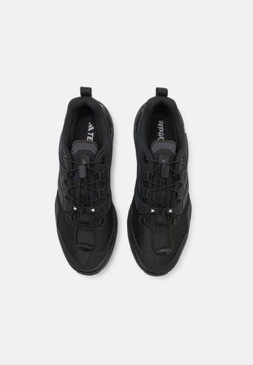 Походные кроссовки