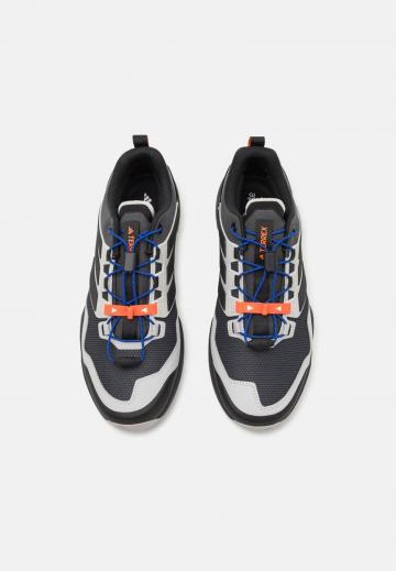 Походные кроссовки