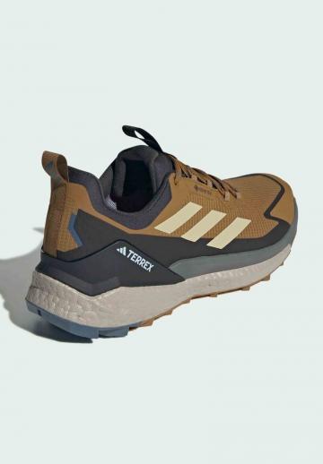 Походные кроссовки