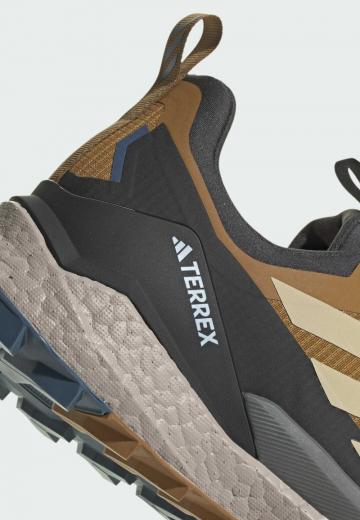 Походные кроссовки