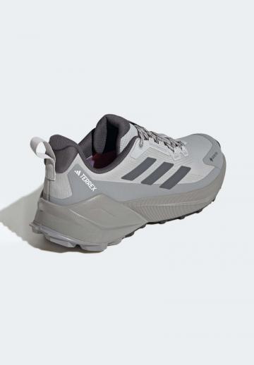 Походные кроссовки