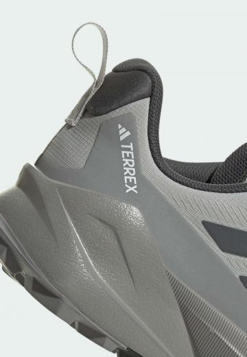 Походные кроссовки