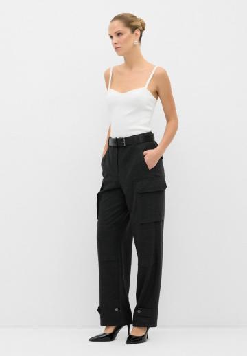 Брюки с накладными карманами