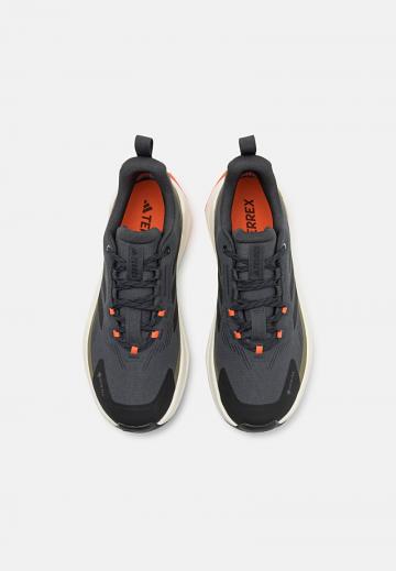 Походные кроссовки