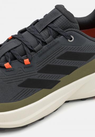 Походные кроссовки